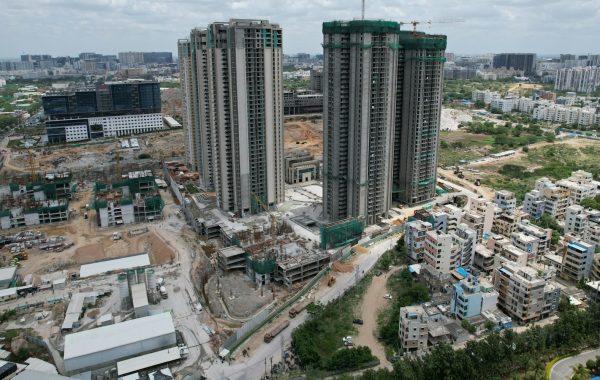 Konut binaları ve vinçlerin yer aldığı bir şantiyenin genel görünümü