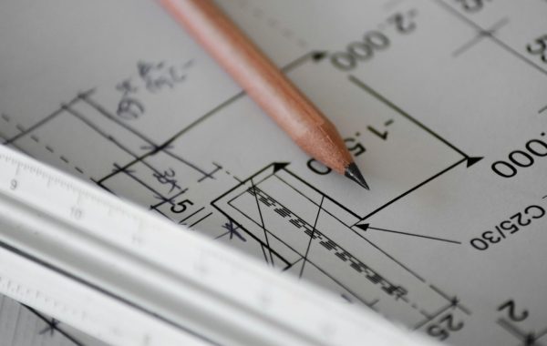 Mimari plan üzerinde kalem ve cetvelle yapılan teknik çalışma