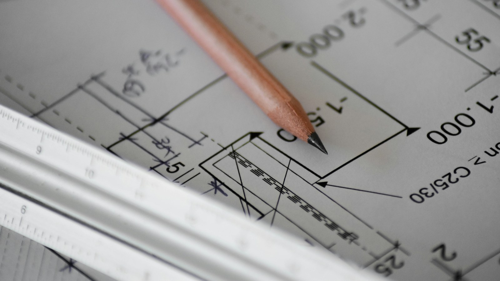 Mimari plan üzerinde kalem ve cetvelle yapılan teknik çalışma