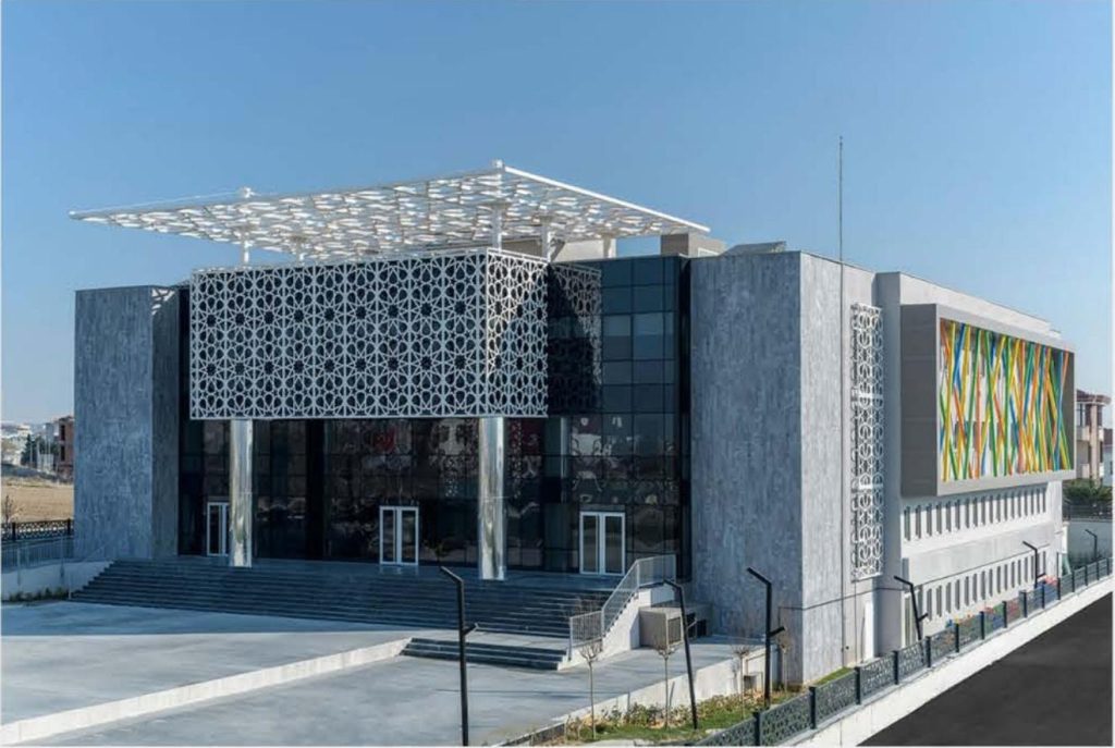 Sultan Fatih Koleji Beylikdüzü eğitim yapısının dış cephesi